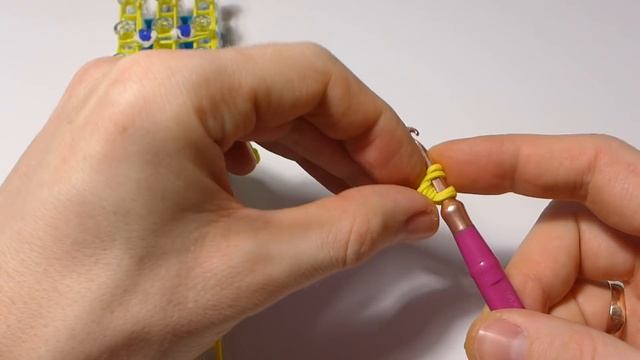 ГУБКА БОБ из резинок Rainbow Loom Bands. Урок 164 | Sponge Bob Rainbow Loom смотреть онлайн