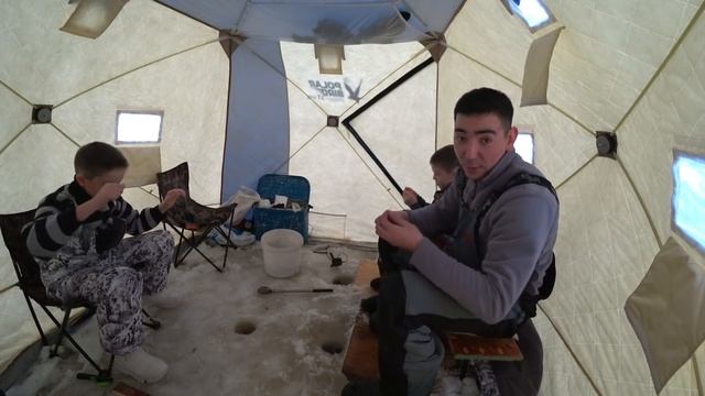 рыбалка с детьми + выход под дровяную печь в палатке POLAR BIRD 3T LONG смотреть онлайн