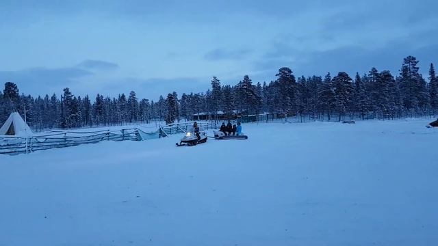 Снегоход, банан, счастливые люди смотреть онлайн