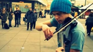 Street PLayer On Violin // Парень Классно Играет Интересный  Музон На Электро Скрипке На Улице