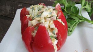 Закуска из помидора с форелью