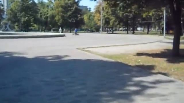 Quad bike and electrocar .Гонки на электромобиле и квадроцикле в парке. Car races in the park. смотреть онлайн