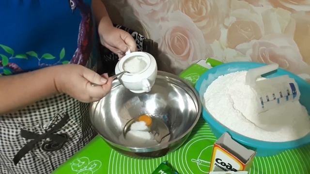 Кто-то делает,кто-то жарит,а кто-то кушает наши пирожки! смотреть онлайн