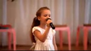 Маленькая девочка поёт песню "там где клен шумит..."
