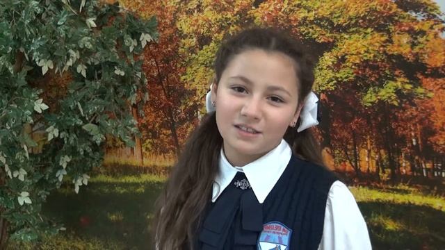 Копия видео "Страна читающая — «5Б класс» читает произведение «Ворона и Лисица» И. А. Крылова" смотреть онлайн