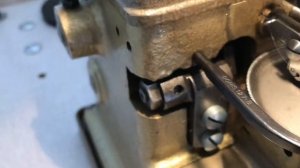 Как заправить нить в скорняжную машину?!