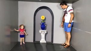 Настя и папа посетили детский музей и встретили необычных персонажей