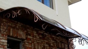 Длинный широкий навес над входной дверью, кованый козырек из поликарбоната, дизайн