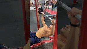 Жим штанги в тренажёре Смита на наклонной скамье