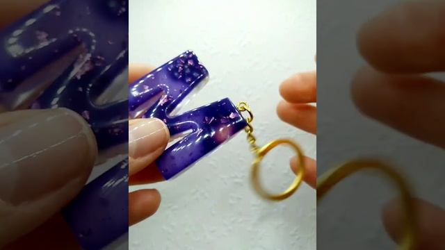 Нежная буква-брелок из эпоксидной смолы с цветами гортензии и озотамнуса | SpicyPoe Bijou смотреть онлайн