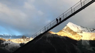 Самый длинный в мире висячий пешеходный мост открылся в Швейцарии 