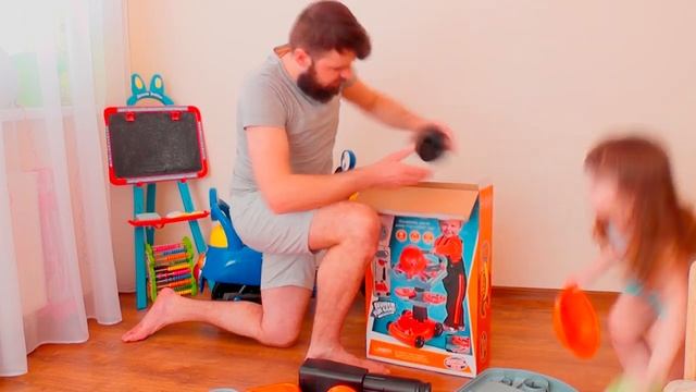 Давид и папа играют в мастерскую и ремонтируют мотоцикл★TOOLS FOR KIDS★Video for kids