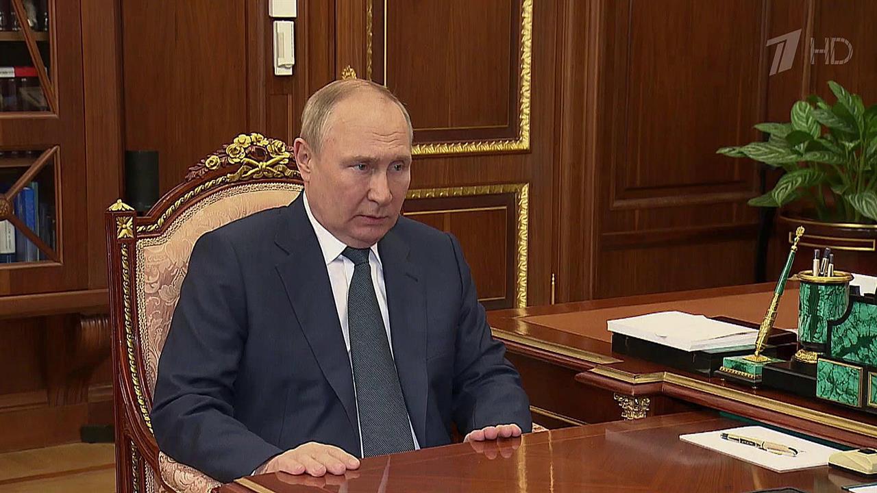 Путин сидит в кресле