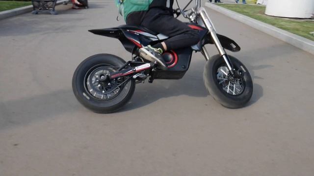 Резвый малый на электропитбайке BUTCH!