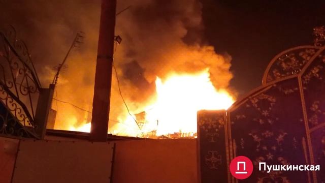 Пожар в районе Столбовой: горит частный дом смотреть онлайн