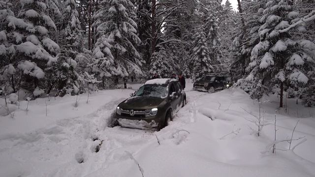 Duster в глубоком снегу, пробиваем дорогу. смотреть онлайн