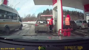 Заправшики сливают бензин на АЗС себе в канистру