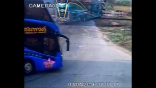 Таиланд. Поезд протаранил автобус (03.04.2016 г.)