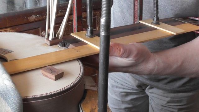 Приклеивание к торцу грифа передних прокладок на верхней деке(видео №1009). смотреть онлайн