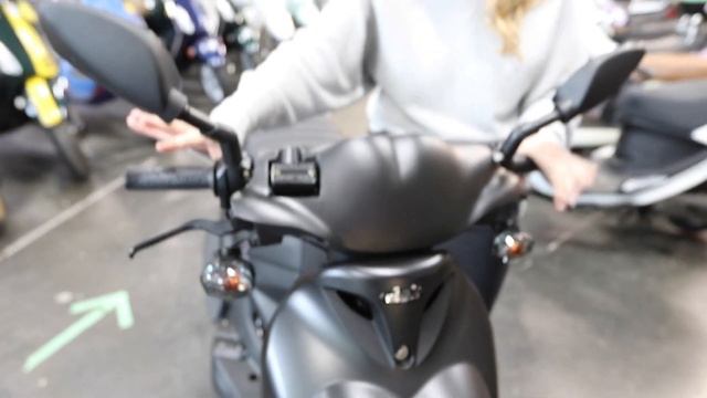 Genuine Roughhouse 50 Scooter Walkthrough смотреть онлайн