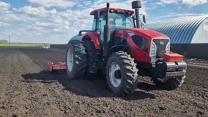 Подготовка почвы для овощных культур / Вертикальная фреза KUHN HRB. Китайский трактор YTO LX2404.