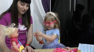 Как Николь и мама играли с куклой в доктора