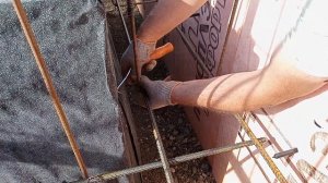 Как собрать и опустить в опалубку арматурный каркас одному без помощников. Супер способ!