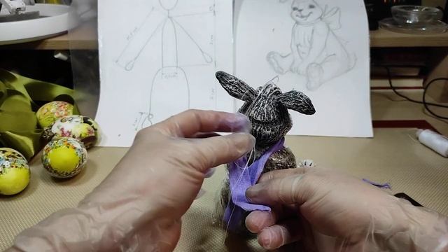 ?Ватная игрушка.ПАСХАЛЬНЫЙ ЗАЙКА. Урок 12. Последние штрихи. Делаем зубки и бант. смотреть онлайн