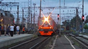 ЭД9М-0135 сообщением Вологда-1 - Буй прибывает на станцию Буй