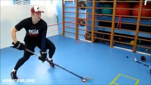Тренировка хоккеиста с использованием резиновых петель.
