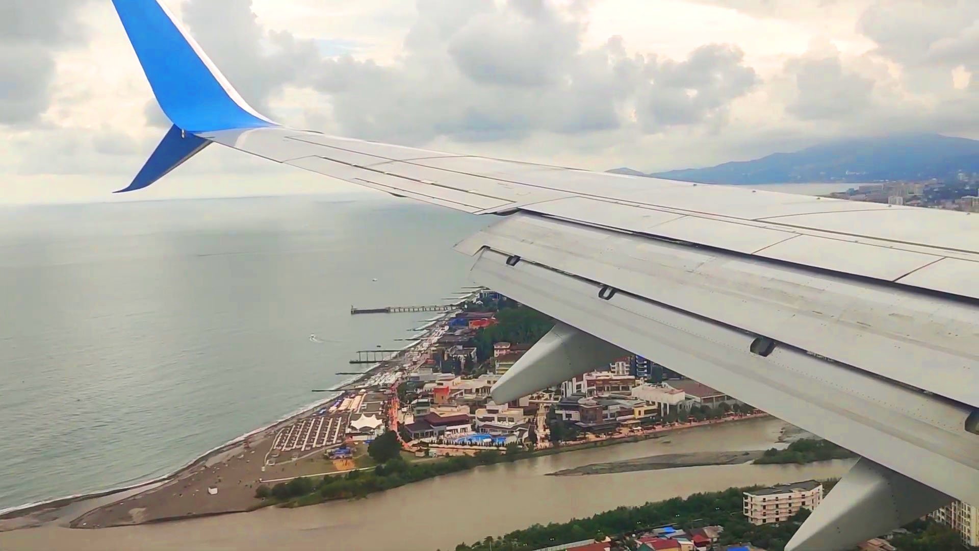 Очень красивый заход и посадка в аэропорту г. Сочи на Боинг-737 смотреть онлайн