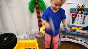 Девочка Ника и папа играют в автосервис