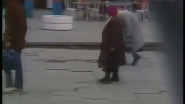 The 'Old Lady' with two heavy kettlebells - TV hidden camera prank / Бабка с гирями смотреть онлайн