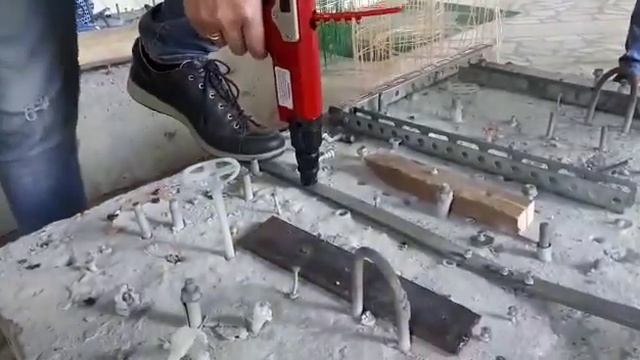 Монтаж стальной полосы к бетонному основанию монтажным пистолетом. смотреть онлайн
