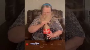 Бабка кидает ментос в колу. 10 часовая версия. Эксперимент.