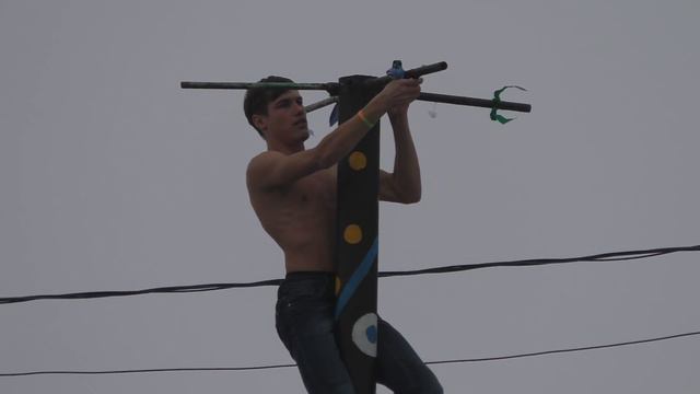 Состязания на покорение масленичного столба смотреть онлайн