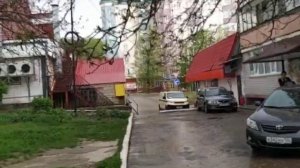 Дождик я иду по лужам