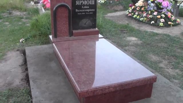 Гранитный памятник из лезниковского гранита.  Бетонная площадка - Фундамент. Красный гранит.