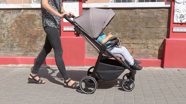 Carrello Bravo - прогулочная коляска с накидкой на ножки