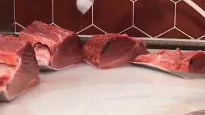 РАЗДЕЛКА ОГРОМНОГО ТУНЦА В ЯПОНСКОМ РЕСТОРАНЕ