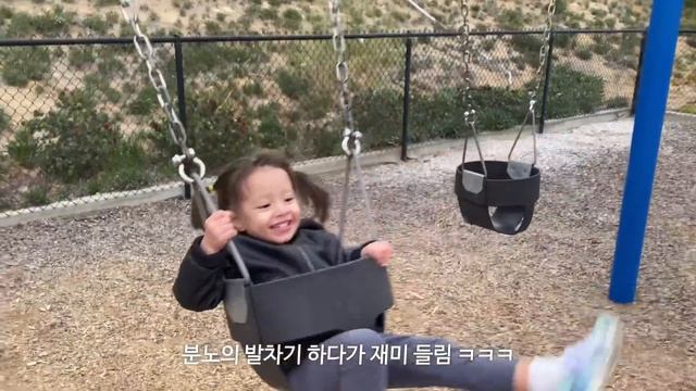 [SUB] 아친아(아빠친구아들)랑 손을 잡은 뒤, 21개월 아기 라일라가 보인 반응은? | 국제가족 브이로그