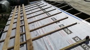 Как сделать обрешетку под металлочерепицу. Двухскатная крыша.