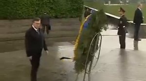 На  Януковича упал венок. Янукович и венок. Привалило!