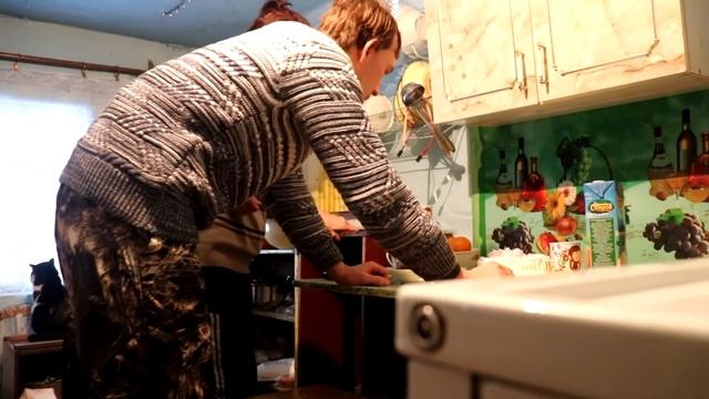 В ГОСТЯХ У МАМЫ И БАБУШКИ В СИБИРСКОЙ ГЛУБИНКЕ / ВСЕХ С РОЖДЕСТВОМ, А У МЕНЯ ДЕНЬ РОЖДЕНИЯ... смотреть онлайн