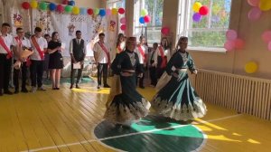 Видео от МБОУ Некрасовская школа Красногвардейский р-он Танец 6 класса для выпускнииков