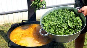 Летний щавелевый суп номер один в казане.