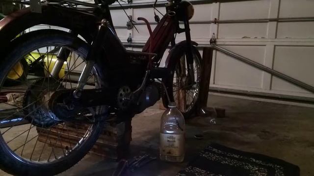 Working On The Puch again (Tires, oil change, Gas tank rust, and stator condensor change) смотреть онлайн