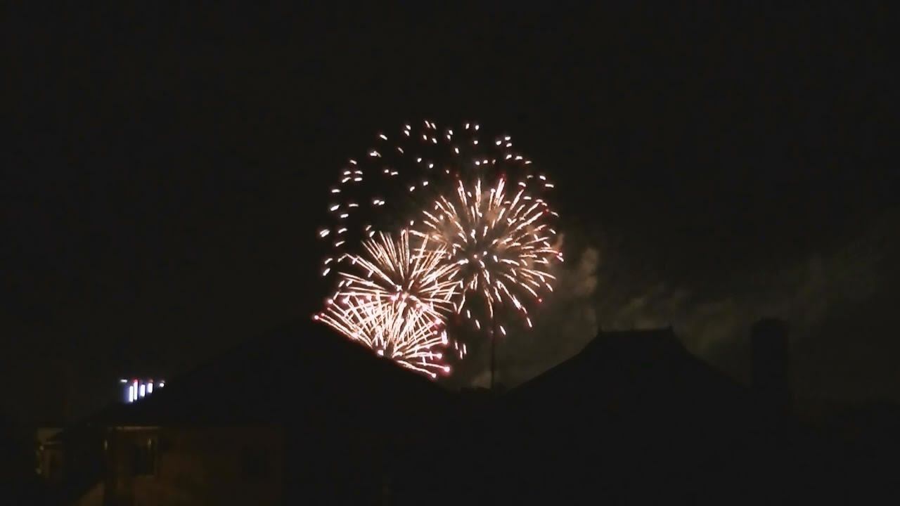 Праздничный салют в честь Дня Победы. Вид из крыши дома смотреть онлайн