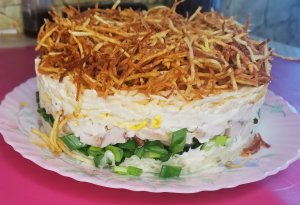 Вкусный салат с картофелем фри