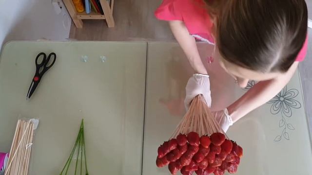 Клубничный букет с розами